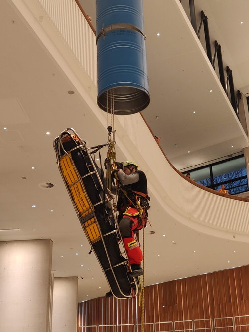 Feuerwehr Höhenrettung rettet durch enge Röhre